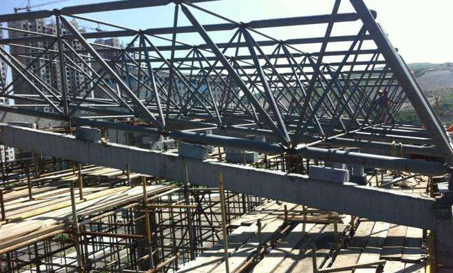 阳泉简述网架公司的黑色压型钢板的吊装步履